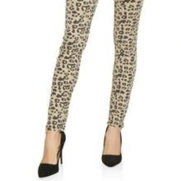 Almost Famous Animal Print Leopard Print Mid Rise Skinny Jeans Size 5 A2 - Picture 2 of 16